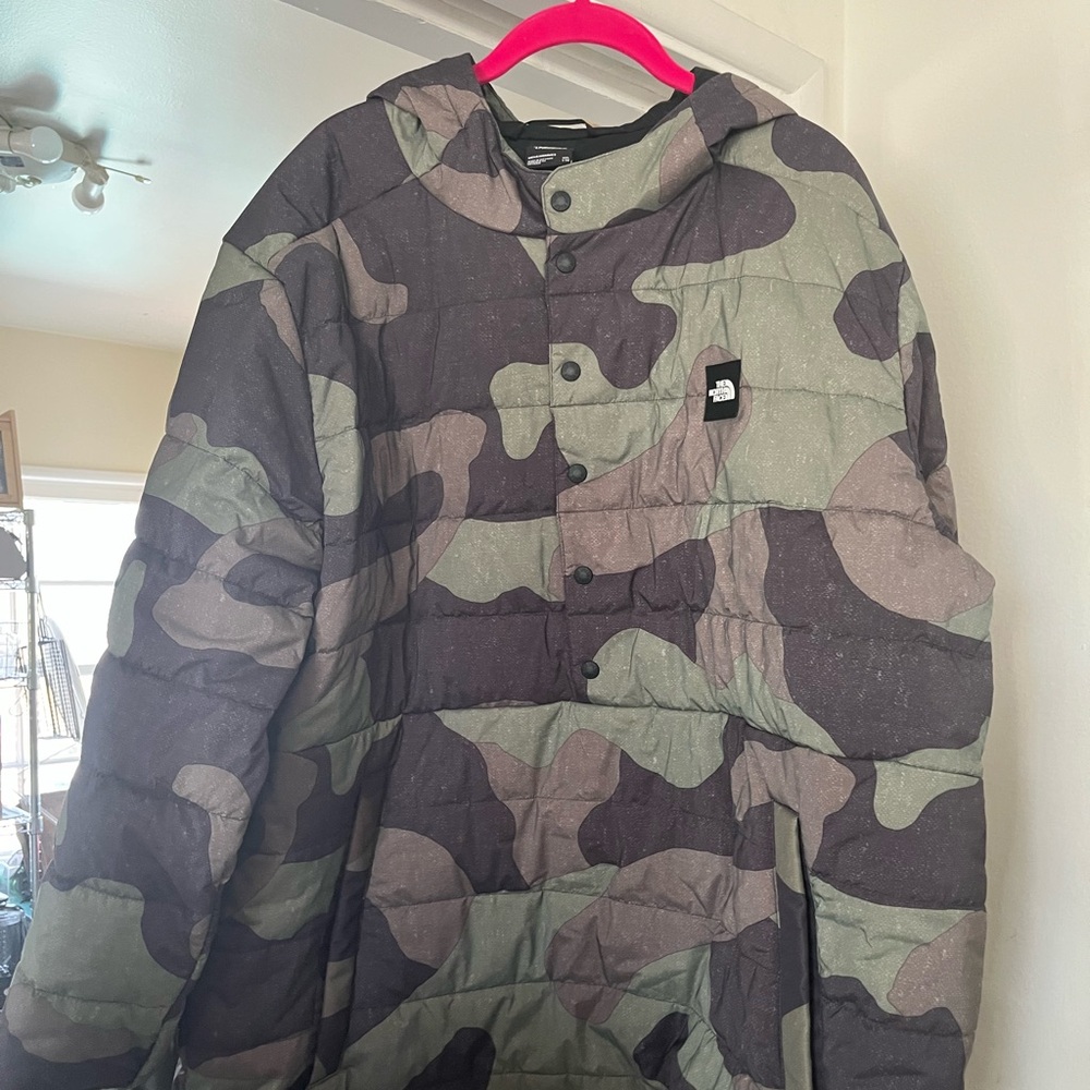LIKE NEW!!!! North Face camo Puffer jacket